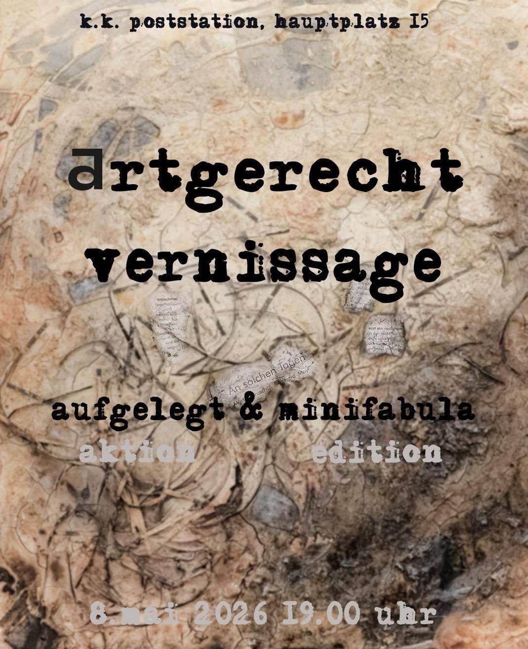 Ein strukturiertes Bild mit dem Wort 'Artgerecht vernissage' prominent dargestellt, mit einem natürlichen, gealterten Hintergrund und fragmentierten Papierstücken. Der Text 'aufgelegt & minifabula aktion edition' ist ebenfalls sichtbar.
