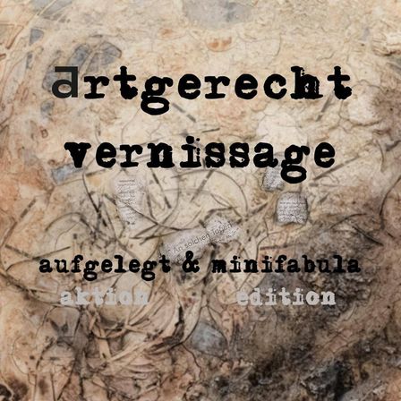 Ein strukturiertes Bild mit dem Wort 'Artgerecht vernissage' prominent dargestellt, mit einem natürlichen, gealterten Hintergrund und fragmentierten Papierstücken. Der Text 'aufgelegt & minifabula aktion edition' ist ebenfalls sichtbar.