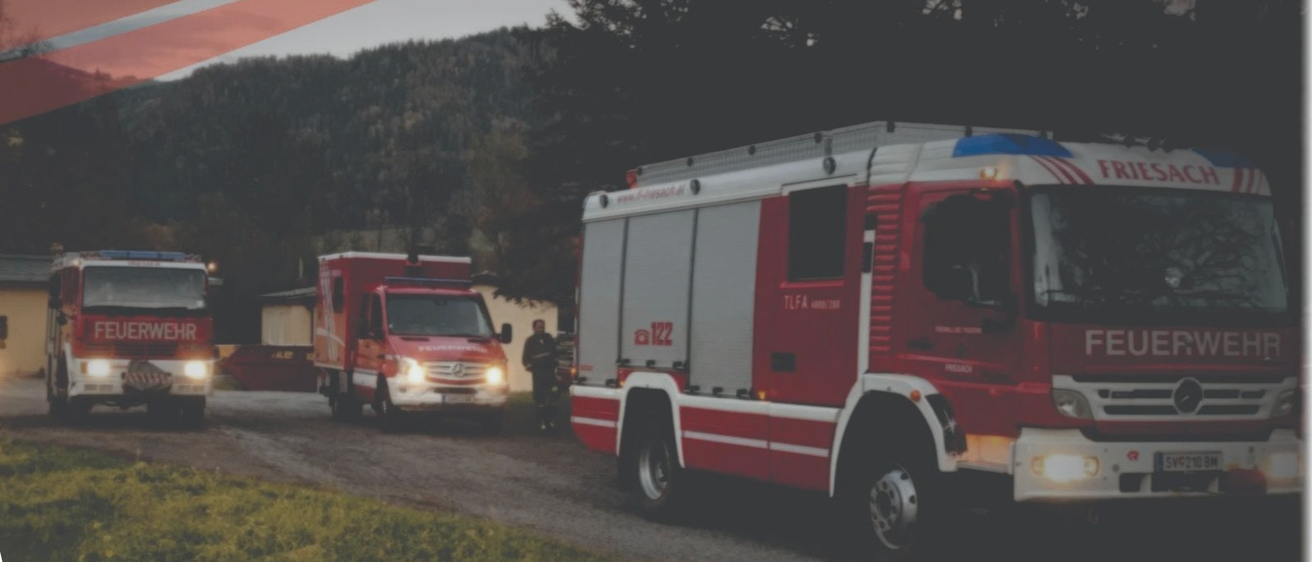 Bild enthält, Transportation, Truck, Vehicle, Machine, Wheel, Person, Fire Truck, Fire Station