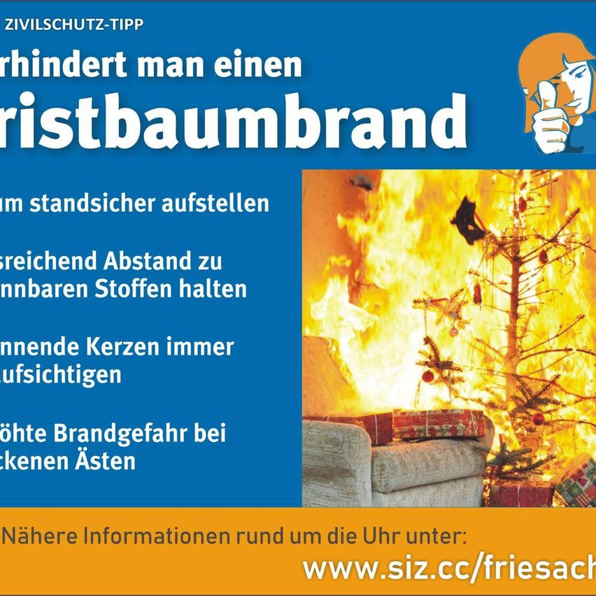 Poster mit blauem Hintergrund zeigt Feuer mit brennendem Weihnachtsbaum und Sofa. Der Text rät, einen sicheren Abstand zu brennenden Gegenständen einzuhalten, brennende Kerzen zu beobachten und trockene Zweige zu vermeiden. Website für weitere Informationen.
