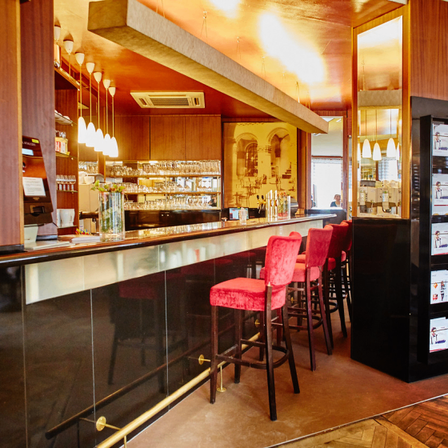 Bild enthält, Building, Interior Design, Floor, Chair, Furniture, Flooring, Restaurant, Wood, Person, Bar