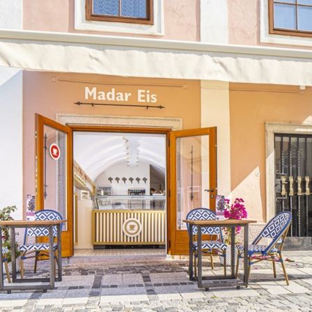 Bild enthält, Cafe, Restaurant, Chair, Ice Cream, Building, Table, City, Plant, Housing, Villa