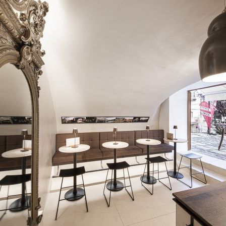 Bild enthält, Dining Room, Dining Table, Furniture, Indoors, Table, Restaurant, Interior Design, Cafeteria, Cafe, Lamp