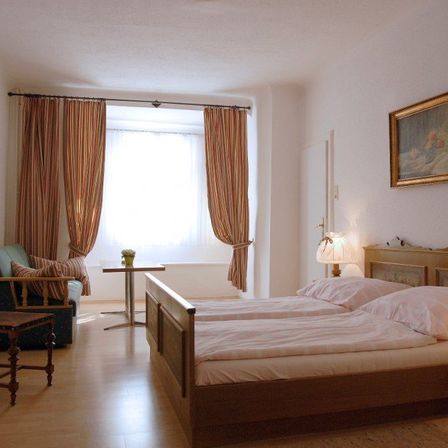 Bild enthält, Home Decor, Interior Design, Chair, Furniture, Bed, Corner, Bedroom, Wood, Lamp, Cushion