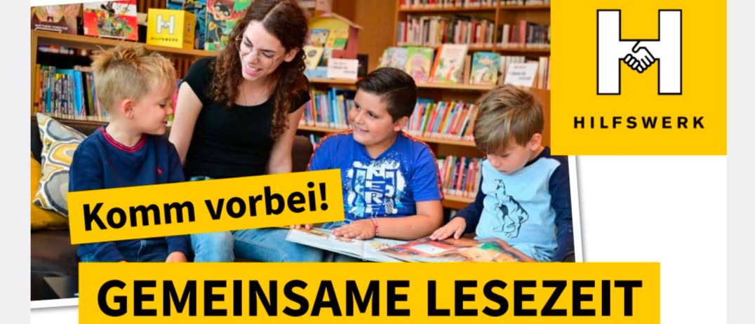 Eine Frau liest mit drei Kindern in einer Bibliothek. Der Text lautet 'Komm, komm! Gemeinsame Lesezeit.' Die Regale sind mit Büchern gefüllt.