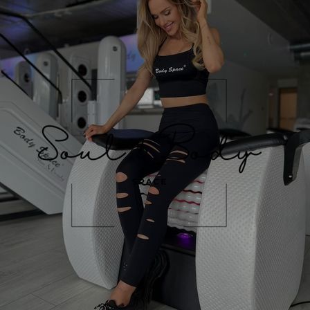 Bild enthält, Clothing, Pants, Adult, Female, Person, Woman, Hosiery, Accessories, Bag, Handbag