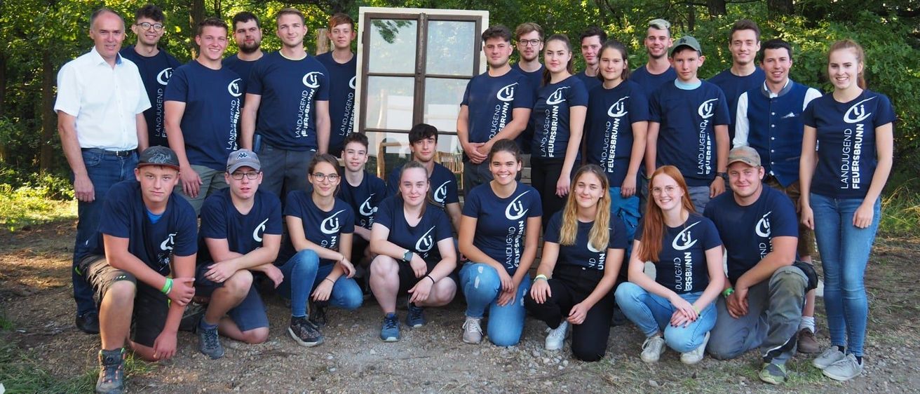 Bild enthält, People, Person, Team, Pants, T-Shirt, Female, Girl, Teen, Grass, Vegetation