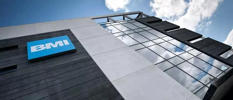 Das BMI-Gebäude mit einem blauen Schild an der Seite unter einem blauen Himmel mit Wolken.