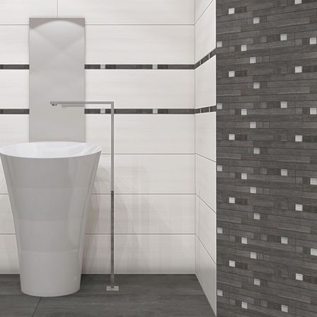 Ein Badezimmer mit weißen Wänden und grauen Fliesen, ausgestattet mit einem weißen Sockelbecken und einem silbernen Wasserhahn.