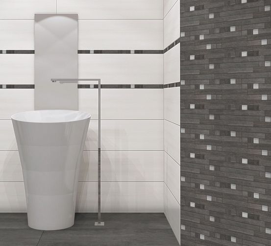 Ein Badezimmer mit weißen Wänden und grauen Fliesen, ausgestattet mit einem weißen Sockelbecken und einem silbernen Wasserhahn.