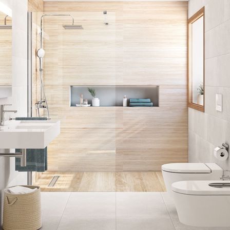 Ein modernes Badezimmer mit Holzboden, weißen Fliesen und einem Duschbereich. Die Dusche hat einen Duschkopf und einen Handbrause. Es gibt Regale mit Handtüchern und Pflegeprodukten.