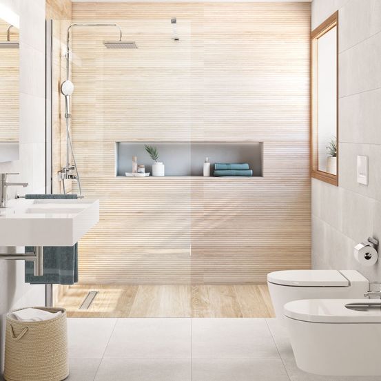 Ein modernes Badezimmer mit Holzboden, weißen Fliesen und einem Duschbereich. Die Dusche hat einen Duschkopf und einen Handbrause. Es gibt Regale mit Handtüchern und Pflegeprodukten.