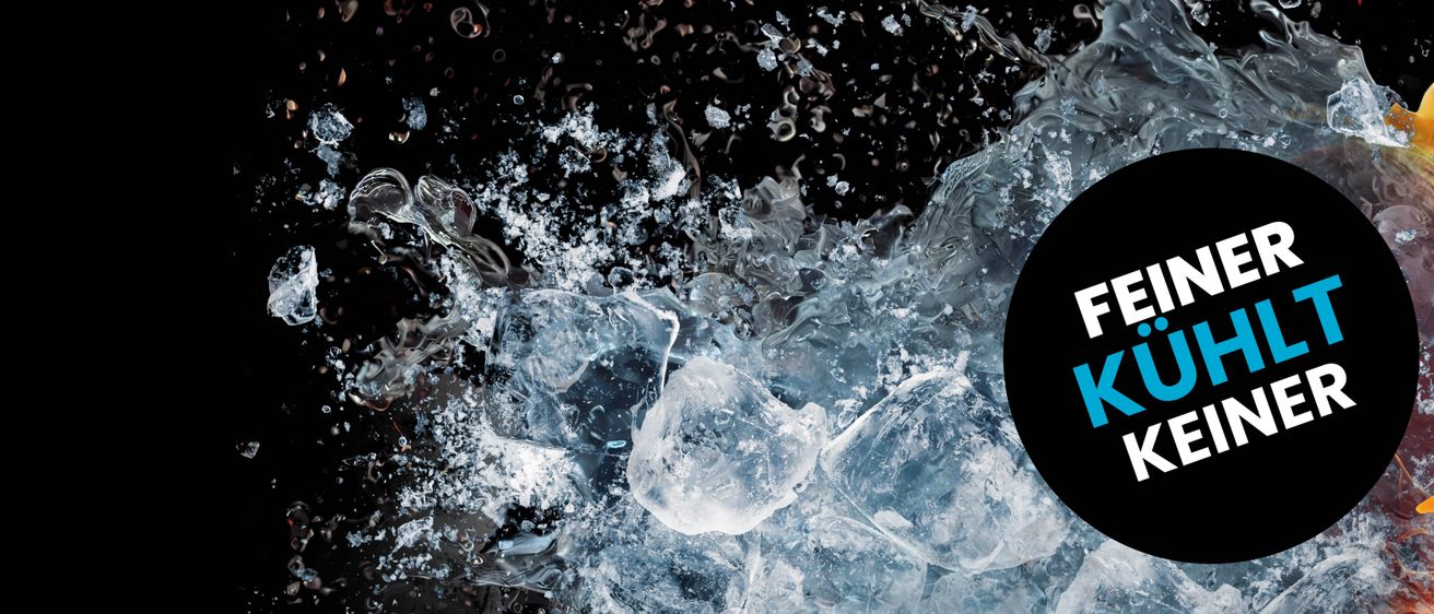 Ein Nahaufnahme von schmelzenden Eiswürfeln in Wasser vor einem dunklen Hintergrund, das klares und durchsichtiges Eis mit einigen Wassertropfen zeigt.