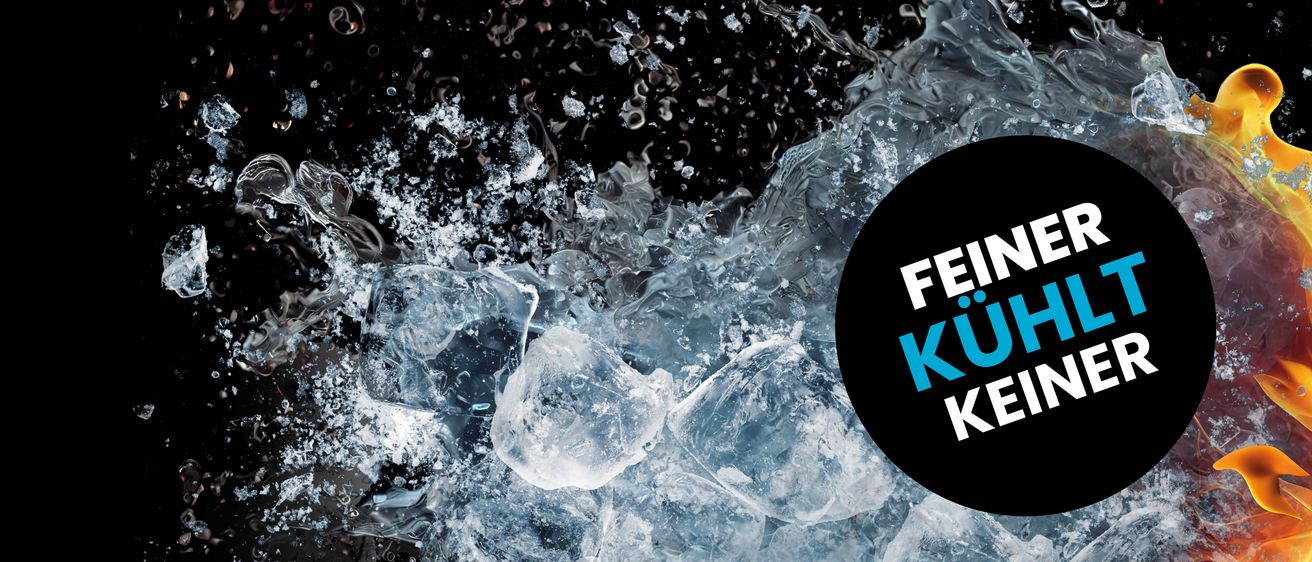 Ein Nahaufnahme von schmelzenden Eiswürfeln in Wasser vor einem dunklen Hintergrund, das klares und durchsichtiges Eis mit einigen Wassertropfen zeigt.