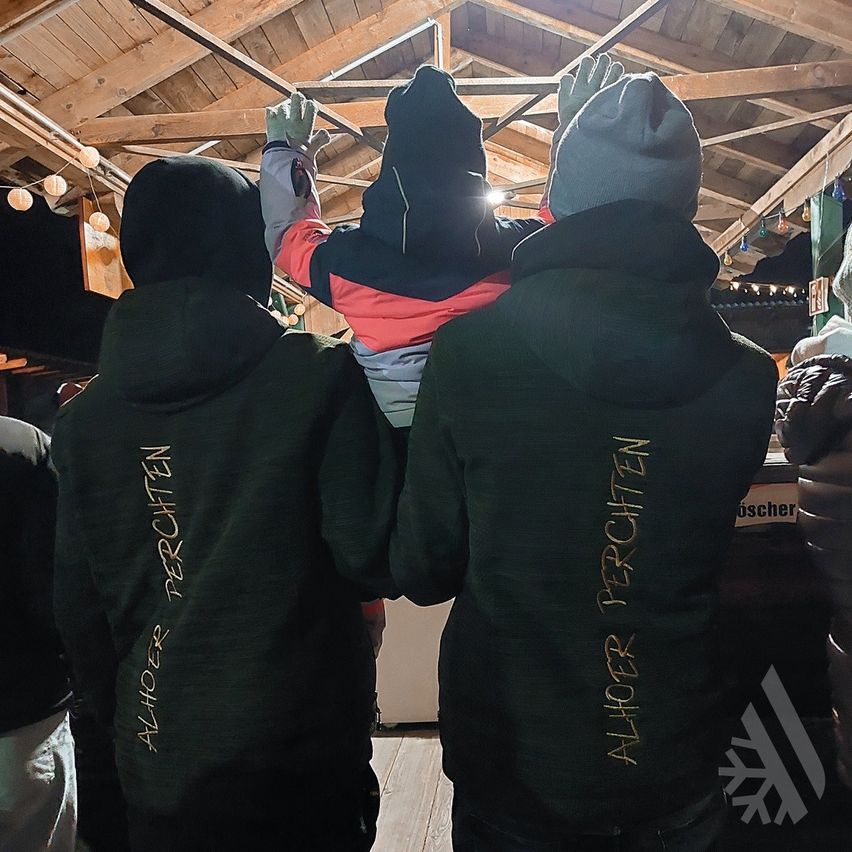 Bild enthält, Hood, Hoodie, Knitwear, Sweater, Sweatshirt, Adult, Female, Person, Woman, Glove