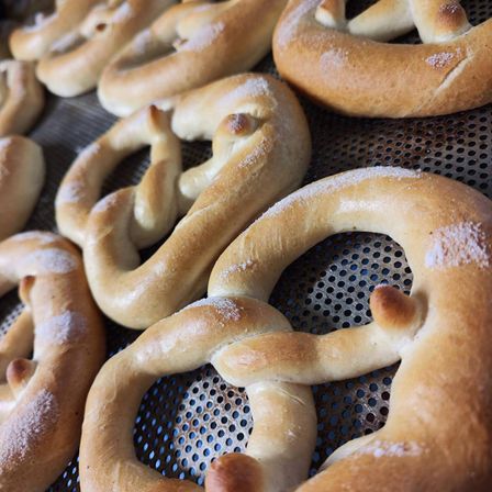 Bild enthält, Food, Pretzel, Bread