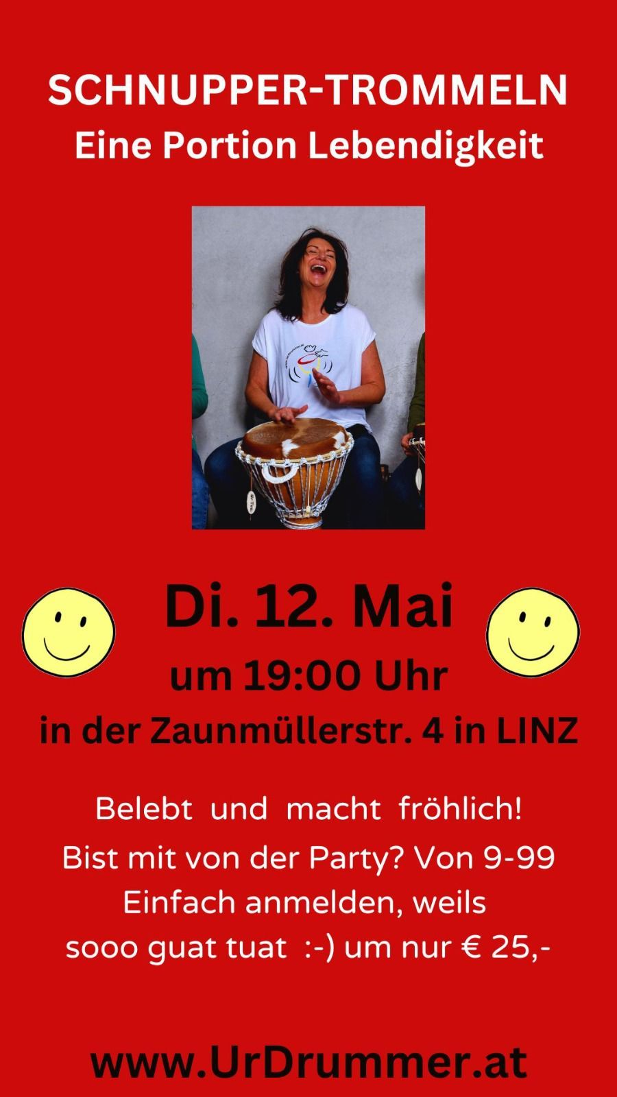 Eine Frau lächelt, während sie eine Trommel spielt. Veranstaltungsdetails: Datum: 12. Mai, Zeit: 19:00 Uhr, Ort: Zaunmüllerstr. 4, Linz. Komm für Spaß!