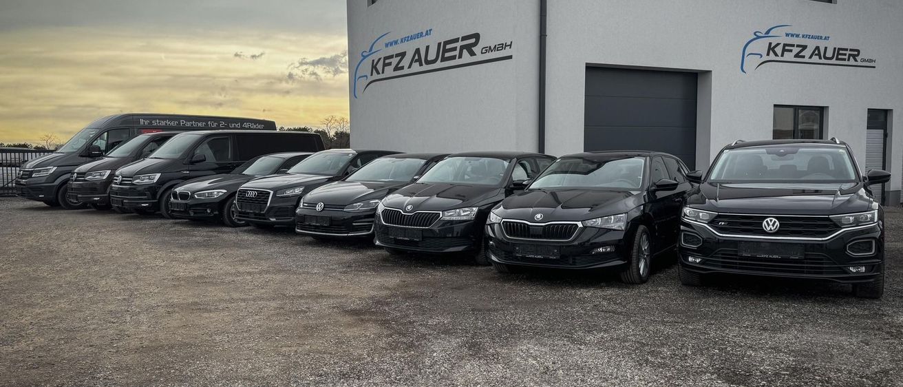 Bild enthält, Car, Car Dealership, Transportation, Vehicle, Outdoors, Machine, Wheel, Chair, Furniture