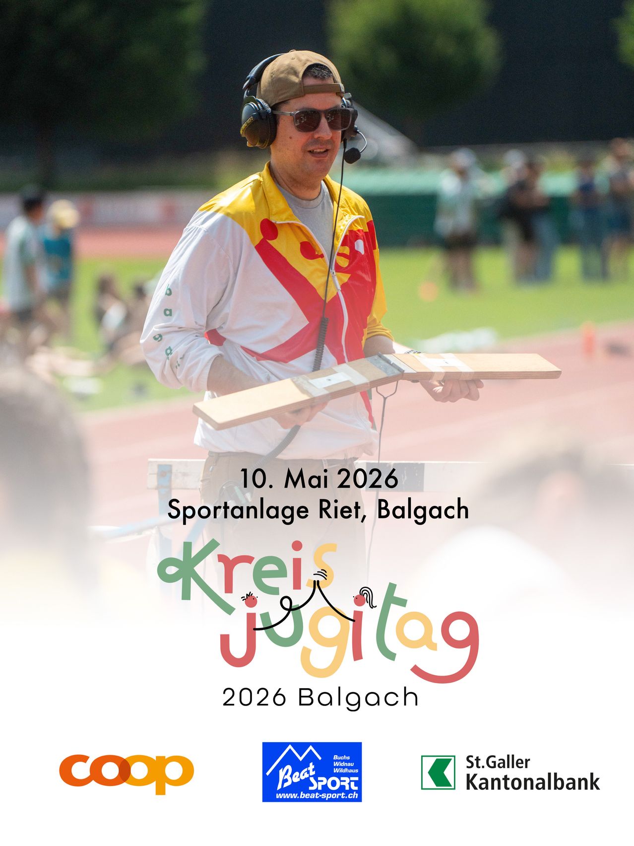 Eine Sportveranstaltung in Balgach, Schweiz, am 10. Mai 2026. Ein Mann in einem gelben und roten Jacke hält ein Klemmbrett.