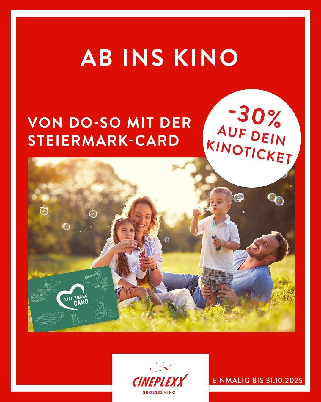 Rotes Plakat mit dem Text 'AB INS KINO', zeigt eine vierköpfige Familie, die die Natur genießt, mit Seifenblasen um sie herum. Grüne Karte mit dem Text 'Steiermark Card' in der Ecke. Der Text lautet '-30% auf dein Kinoticket'.