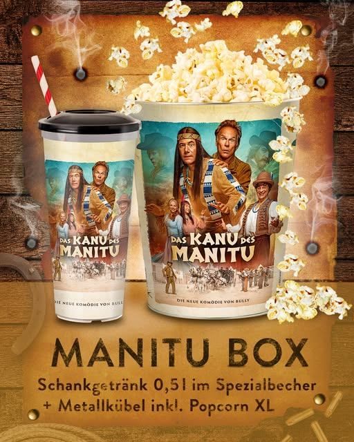 Ein Plakat, das die 'Manitu Box' bewirbt, zeigt einen Becher mit Popcorn und einen Becher mit einem Filmposter. Es enthält ein Getränk und Popcorn.