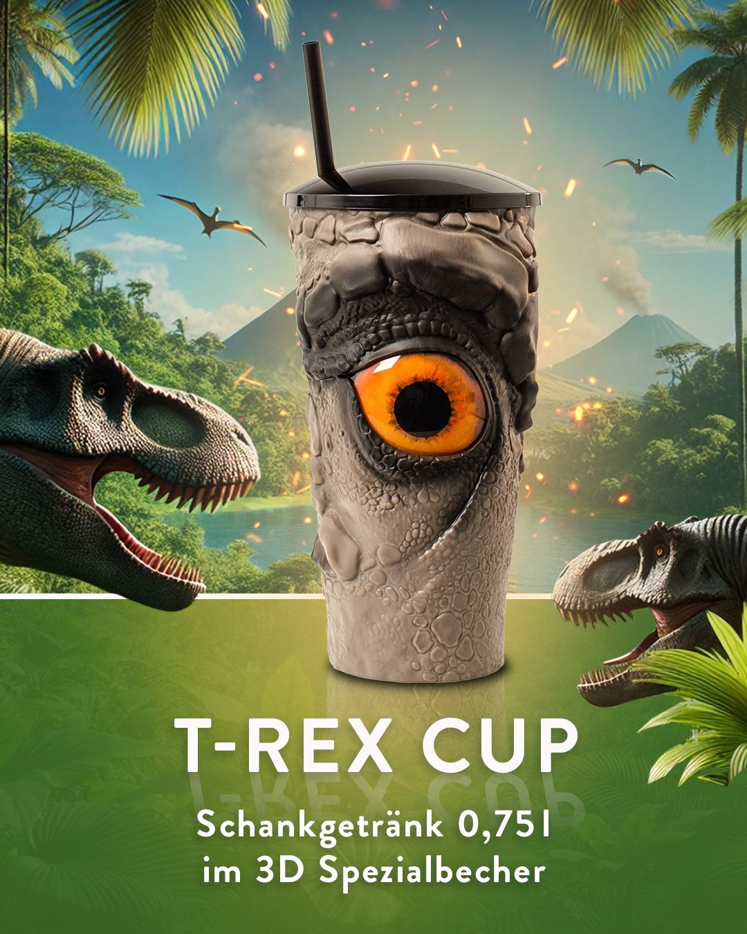 Ein T-Rex-Becher mit Strohhalm, vor einer prähistorischen Landschaft mit Dinosauriern und einem Vulkan im Hintergrund. Der Becher hat ein strukturiertes Dinosaurier-Gesichtsdesign.