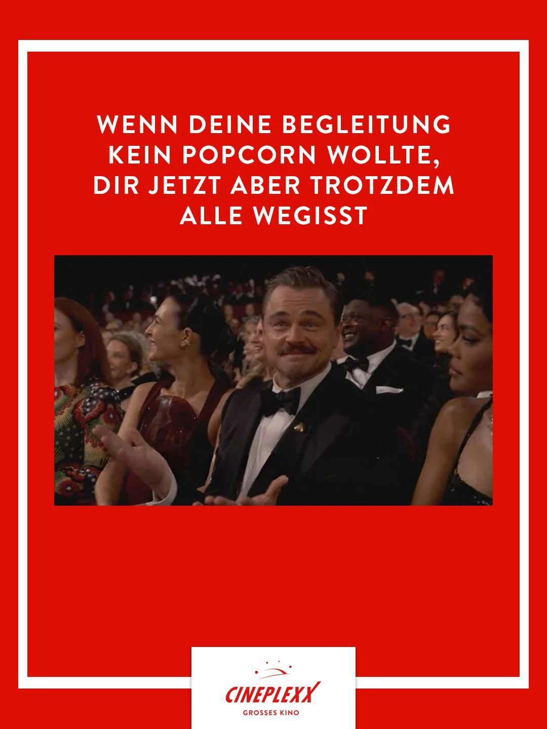 Ein Foto von Menschen in Abendkleidung bei einer Veranstaltung. Ein Mann gestikuliert, während andere lächeln und sich umsehen. Der Text lautet: 'Wenn dein Date kein Popcorn wollte, aber jetzt alle verpassen.'