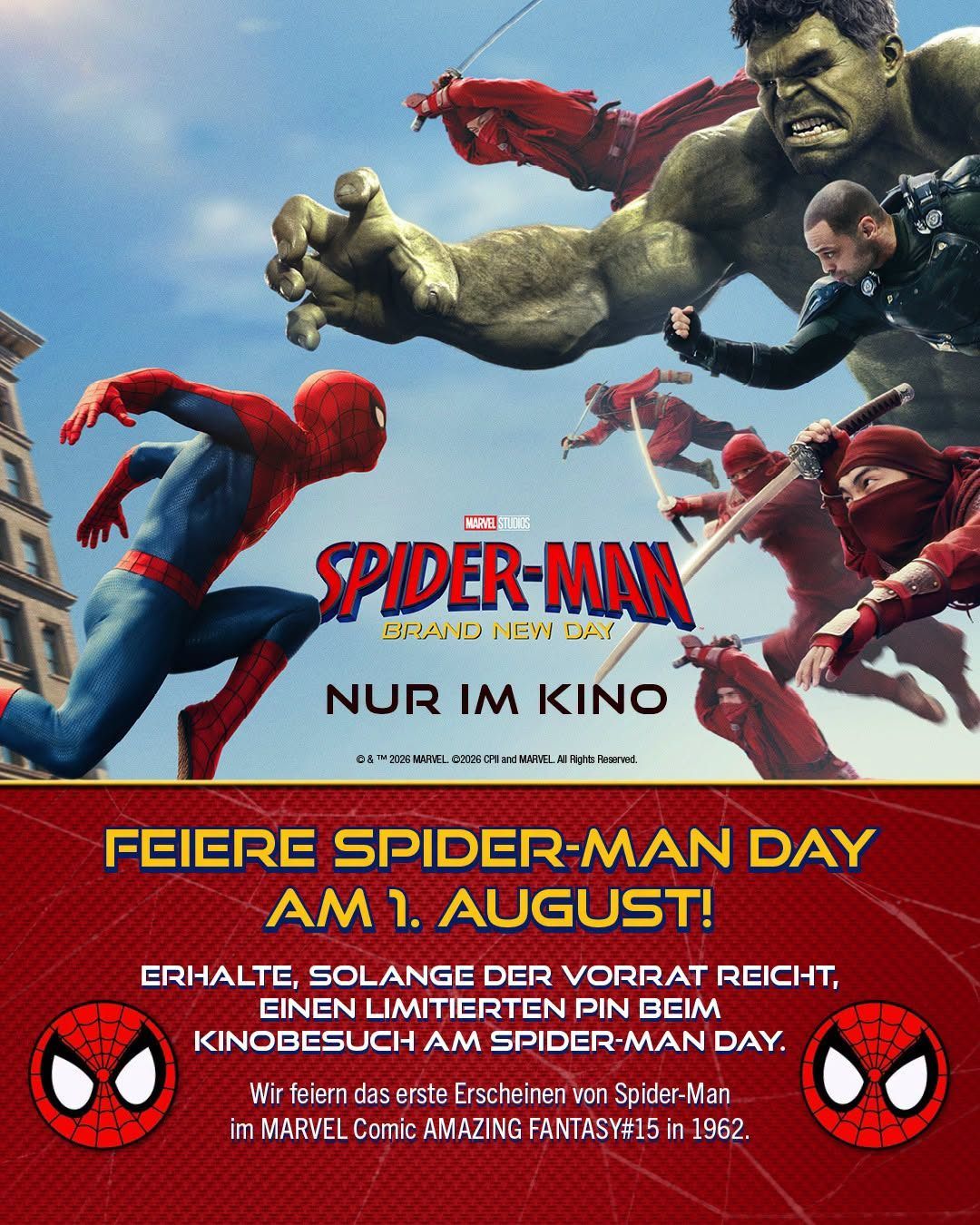 Werbeplakat für den Film Spider-Man: Brand New Day, mit Spider-Man, Hulk und anderen Charakteren in Aktionsposen. Das Plakat hebt das Erscheinungsdatum hervor und ermutigt die Zuschauer, den Spider-Man-Tag am 1. August zu feiern.