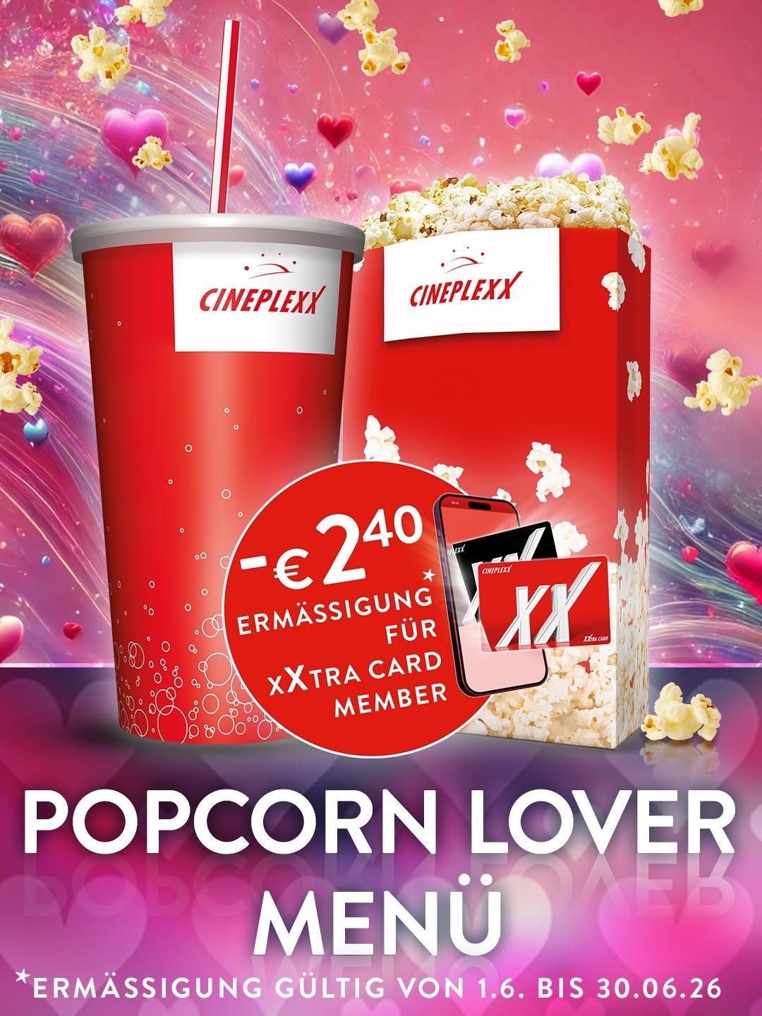 Popcorn-Liebhaber-Aktion von Cineplexx. Ein roter Becher, eine Popcorn-Box und eine Cineplexx-Karte bieten einen Rabatt von 2,40 Euro für Mitglieder.