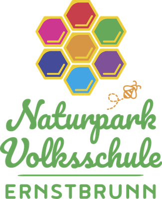 Ein sechseckiges Muster aus farbigen Sechsecken auf schwarzem Hintergrund. Darunter stehen die Worte 'Naturpark Volksschule Ernstbrunn' in Grün. Ein kleiner Schlüssel ist über dem Text positioniert.