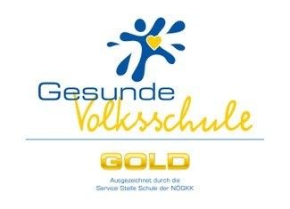 Das Bild zeigt ein Logo für 'Gesunde Volksschule Gold,' zertifiziert durch die Service Stelle Schule der NOGK, mit einem blauen Spritzer und einem Herz in der Mitte.