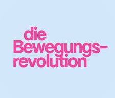 Das Bild zeigt den Satz 'die Bewegungs-revolution' in Pink auf einem hellblauen Hintergrund. Der Text ist fett und großgeschrieben, mit einem modernen und klaren Design.