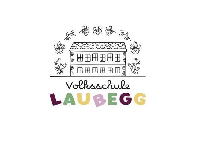 Das Bild zeigt das Logo der 'Volksschule Laubegg'. Es zeigt ein Haus mit Blumen darum, in leuchtenden Farben. Die Worte sind in einer verspielten Schrift geschrieben.