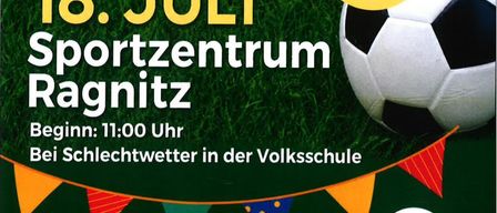 Ein Plakat kündigt ein Wuzzler-Turnier am 18. Juli an. Es beginnt um 11:00 Uhr im Sportzentrum Ragnitz oder in der Schule bei schlechtem Wetter. Auf dem Plakat befinden sich ein Fußball und eine Gießkanne.