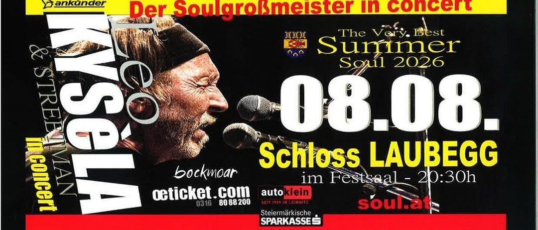 Ein Plakat für ein Soul-Musik-Event mit einem Mann, der in ein Mikrofon singt. Das Event trägt den Titel 'The Very Best Summer Soul 2026' und ist für den 8. August im Schloss Laub geplant. Das Plakat enthält ein Logo und eine Website für den Ticketkauf.