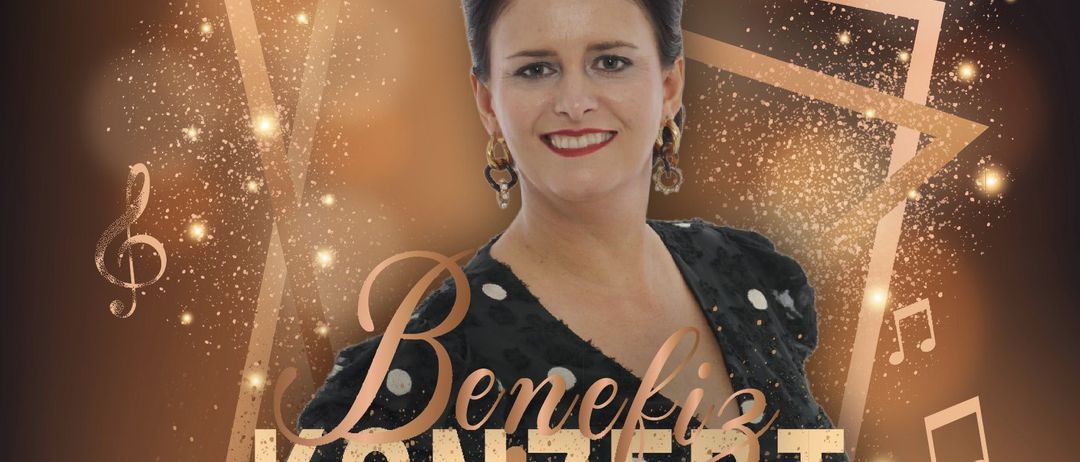 Ein Plakat für ein Benefizkonzert mit einer lächelnden Frau. Das Plakat enthält Details wie Datum, Uhrzeit und Ort der Veranstaltung. Musiknoten und goldene Funken schmücken den Hintergrund.
