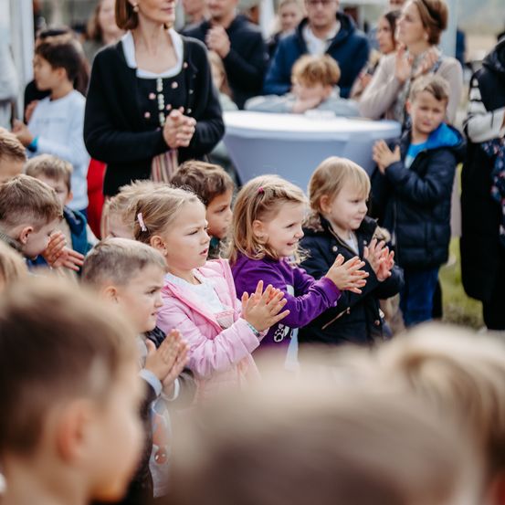 Adult, Female, Person, Woman, People, Child, Girl, Boy, Male, Crowd