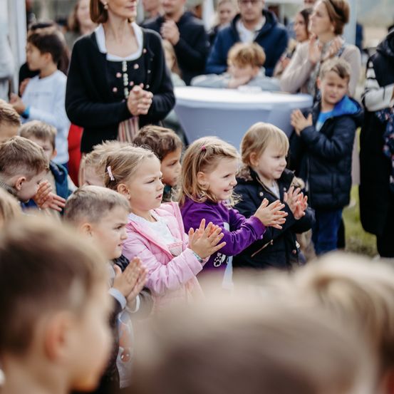 Adult, Female, Person, Woman, People, Crowd, Child, Girl, Boy, Male