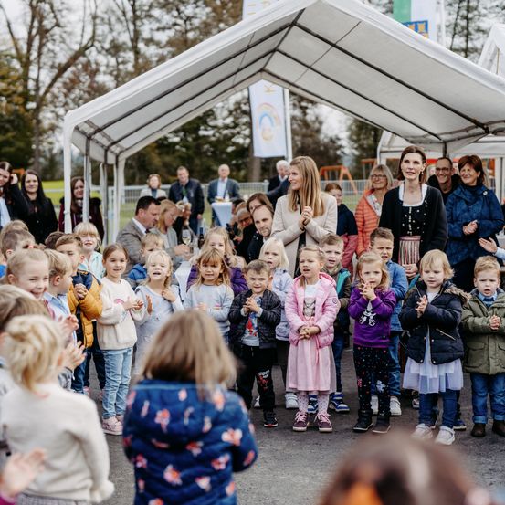 People, Person, Adult, Female, Woman, Child, Girl, Face, Crowd, Jeans