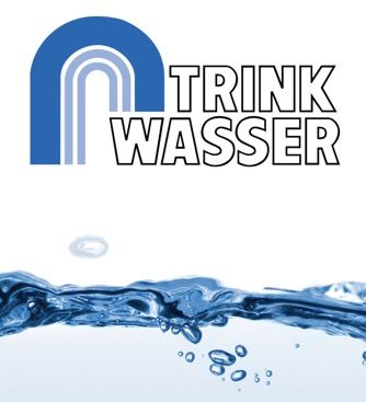 Das Logo für Trink Wasser zeigt eine blaue, wellenförmige Linie mit Wassertropfen. Der Text 'Trink Wasser' ist in fetten, großgeschriebenen Buchstaben geschrieben.