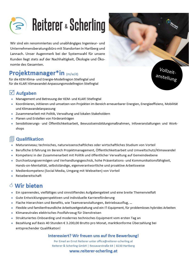 Das Bild ist eine Stellenanzeige für einen Projektmanager im Bereich erneuerbare Energien, Energieeffizienz, Mobilität und Klimaanpassung. Die Rolle umfasst die Verwaltung und Überwachung von Projekten in diesen Bereichen. Das Unternehmen betont Nachhaltigkeit, Ökologie und die Gesamtwirkung ihrer Arbeit.