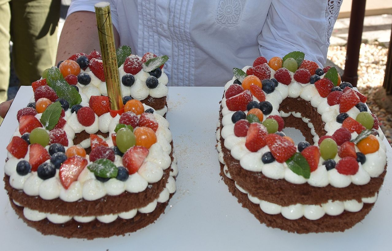 Bild enthält, Icing, Food Presentation, Adult, Bride, Female, Person, Woman, Birthday Cake, Male, Man