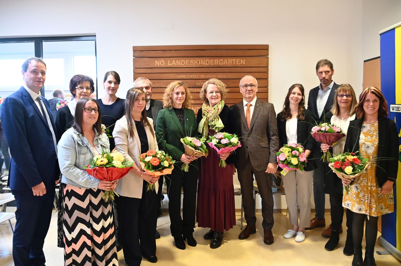 Bild enthält, Flower, Flower Arrangement, Flower Bouquet, Groupshot, Person, Adult, Male, Man, Female, Woman