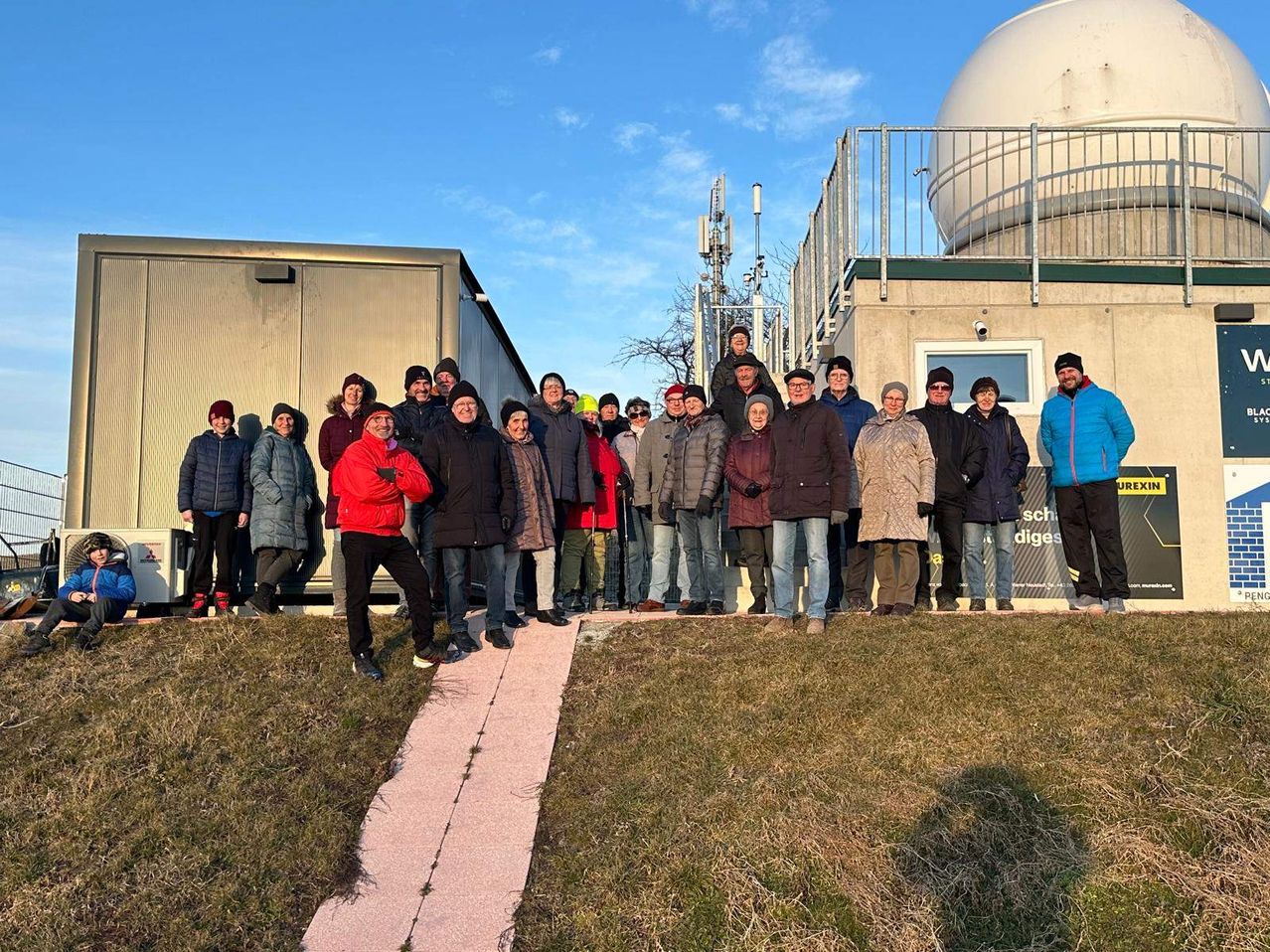 Bild enthält, Person, Coat, Glove, Planetarium, Observatory, Shoe, Jacket, People, Pants, Jeans