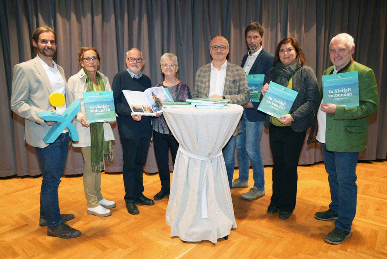 Bild enthält, People, Person, Adult, Female, Woman, Male, Man, Groupshot, Pants, Crowd