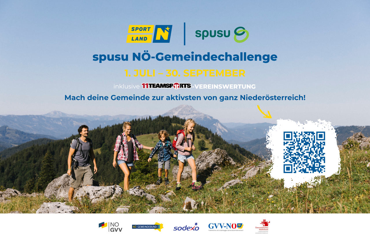 Ein Werbeplakat für die spusu NO-Gemeindechallenge vom 1. Juli bis 30. September. Es zeigt eine Familie, die in den Bergen wandert, mit Bergen im Hintergrund. Das Plakat enthält einen QR-Code und Logos verschiedener Organisationen.
