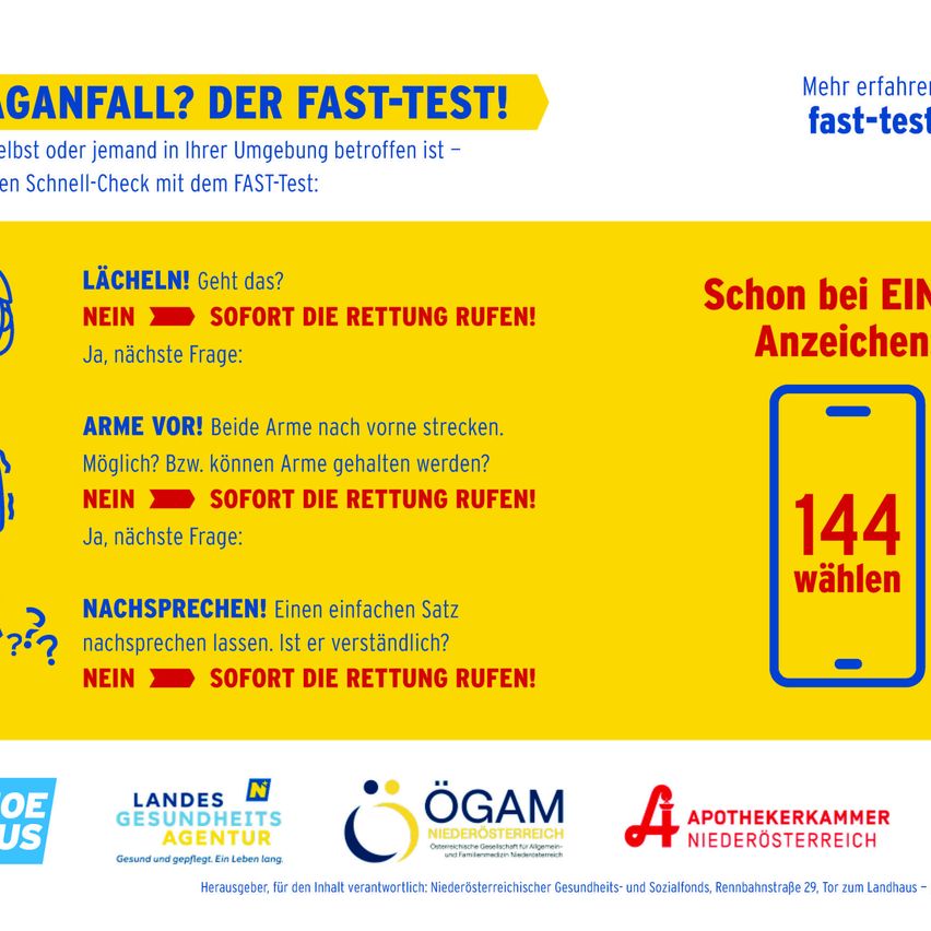 Infografik mit gelbem Hintergrund über Schlaganfallsymptome und FAST-Test. Sie hebt Symptome wie Asymmetrie beim Lächeln, Armschwäche und Sprachschwierigkeiten hervor. Bei Vorhandensein von Symptomen wird geraten, den Rettungsdienst zu rufen. Die Nummer 144 wird als Notfallnummer hervorgehoben.