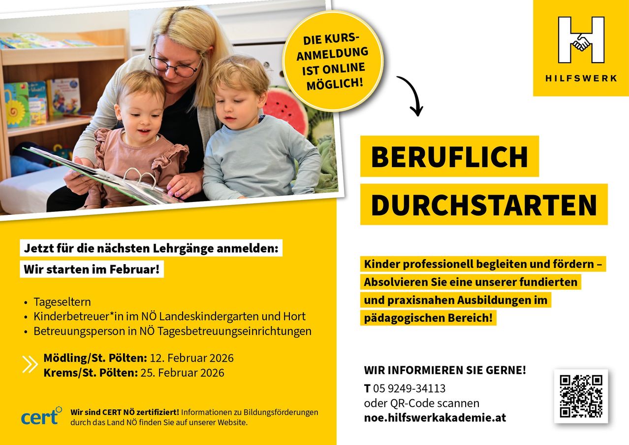 Ein Poster mit einer Frau und zwei Kindern, die ein Buch lesen. Es steht: 'Berufliche Kinderbetreuung durch Schulungen im Februar möglich.' Darunter befindet sich ein QR-Code und eine Website-Adresse.