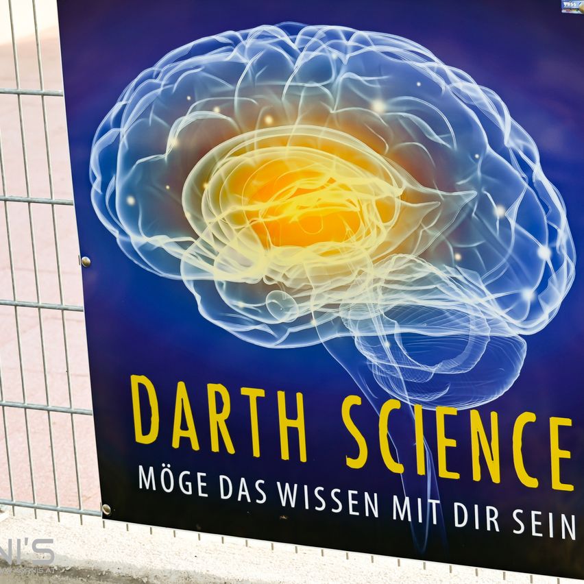 Ein Plakat mit einem stilisierten Gehirnbild und dem Text 'DARTH SCIENCE' in gelber Schrift, darunter ein deutscher Satz.