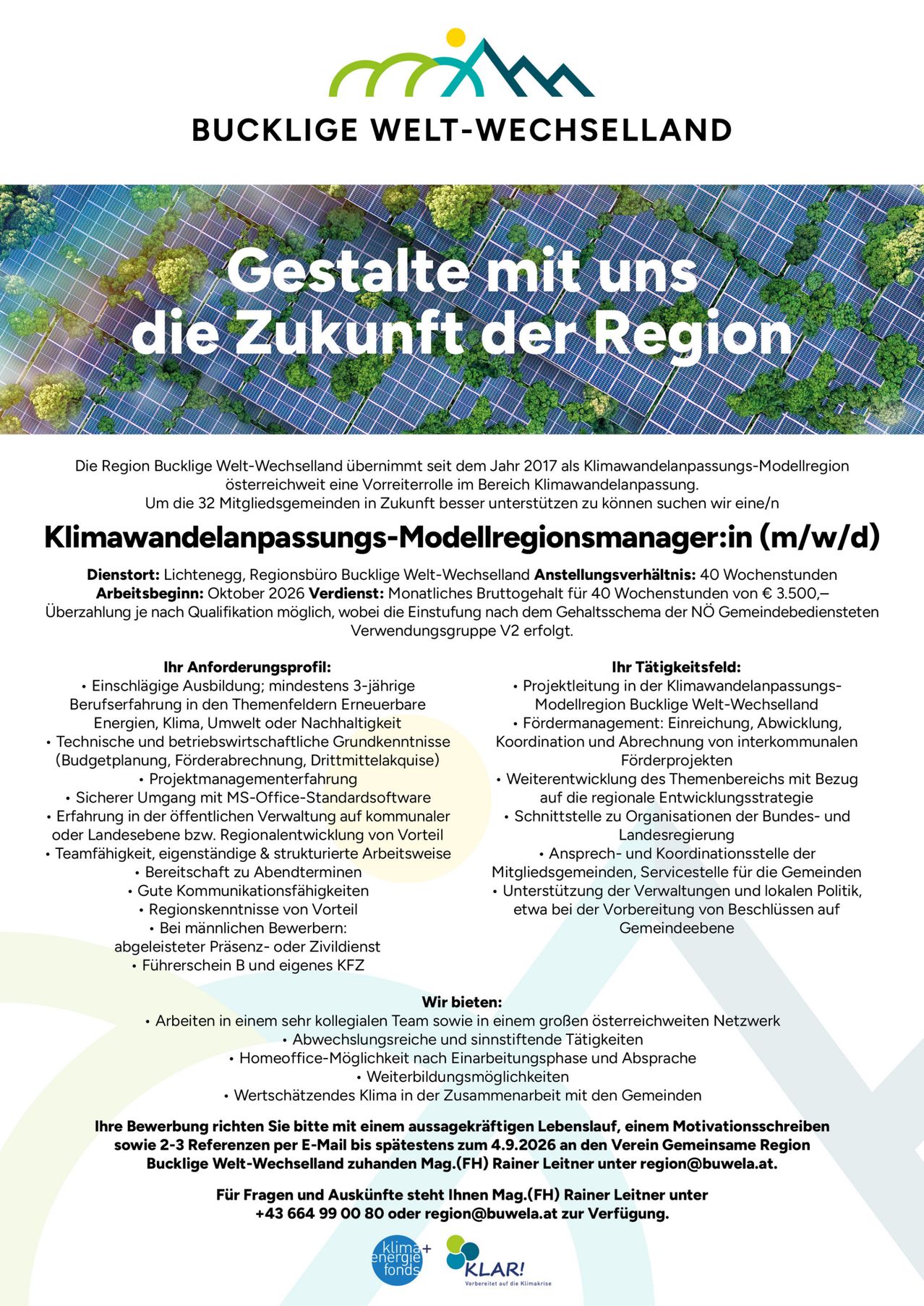 Ein Einstellungsposter für einen Klimawandel-Anpassungsmanager in der Region Bucklige Welt-Wechselland in Österreich, mit Solarpanelen und Grünflächen, mit Details zu Rolle, Anforderungen und Vorteilen.